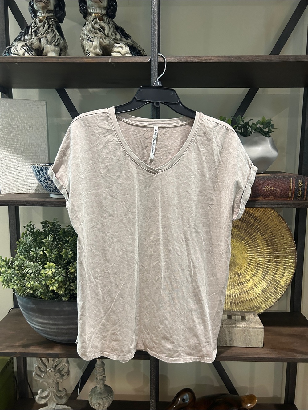 Leo & Nicole Short Sleeve V-Neck Tee in Taupe NWOT never worn light taupe
